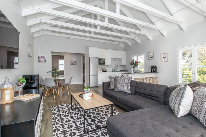 Modern & Secure Apartment with Beautiful views. gallery image 3