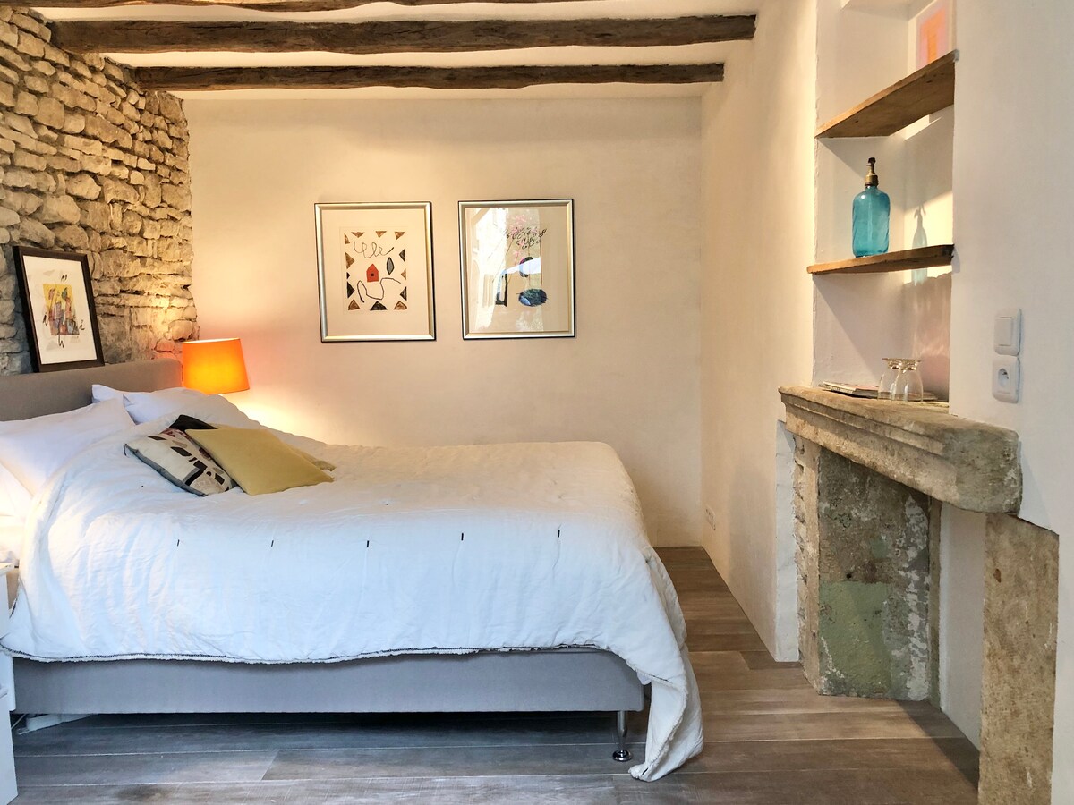 Groundfloor bedroom with boxspring 160 x 200 cm with private bathroom with shower, overlooking the garden and swimming pool. Wifi, coffee and tea in the room. 