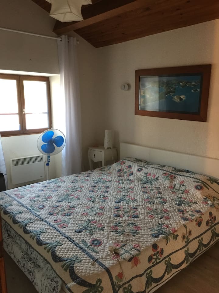 plavi krevet u spavaćoj sobi 1,80x 200