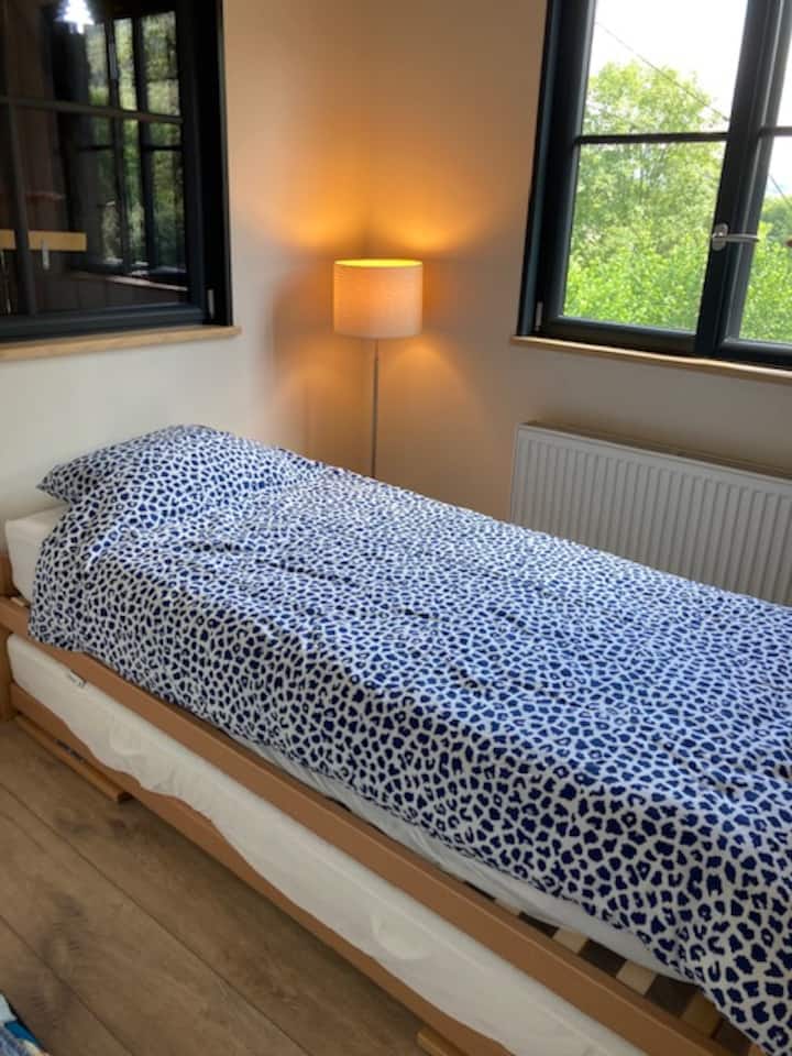 Ორადგილიანი საწოლი(2x0.9x2 მ) გარდაიქმნება ერთადგილიან საწოლად