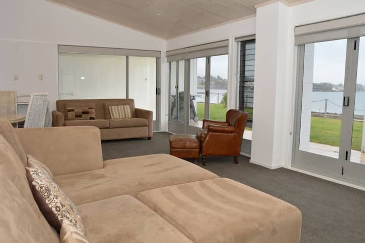 Lake Taupo Waterfront 2 Bedroom - Taupō