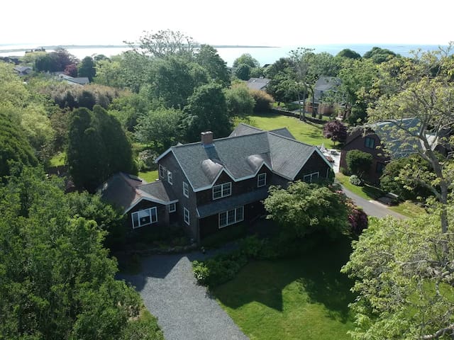 Easton’s Point walk to beach/ lg private deck/yard