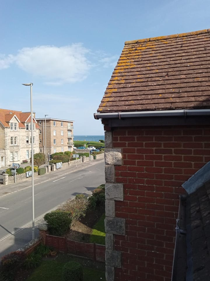 Cosy flat 30 sec walk from beach central Swanage Flats for Rent in