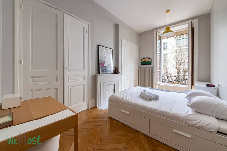 Apartment 130sqm 3 bedrooms, 6 pax, quais du Rhône gallery image 2