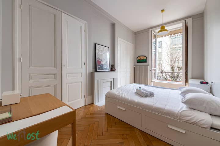 Спална соба 1 со двоен кревет со поглед кон дворот