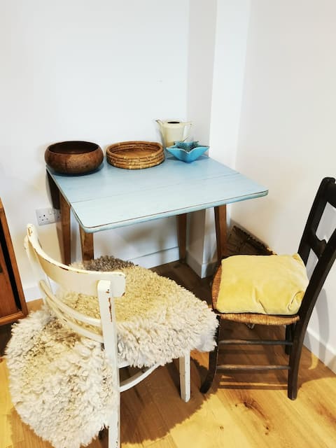 Top performing Airbnb: Independent Ensuite Room, Great Location + Parking in Lyme Regis