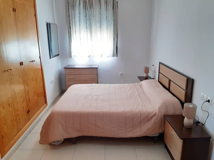 Dormitorio principal con cama de 135 cm.
El alquiler de larga estancia no incluye ropas de cama ni toallas.