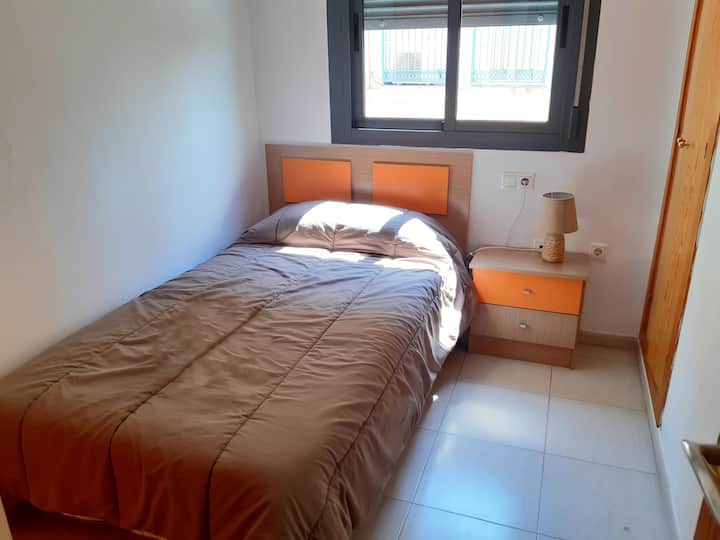 Dormitorio secundario con cama individual de 105 cm.
Dormitorio principal con cama de 135 cm.
El alquiler de larga estancia no incluye ropas de cama ni toallas.