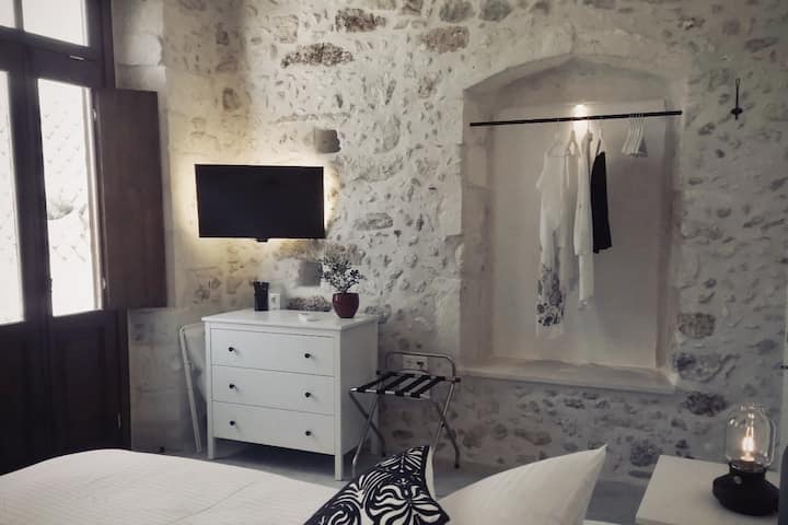 Спалня на първия етаж със самостоятелна тераса и изглед към Стария форт и басейна