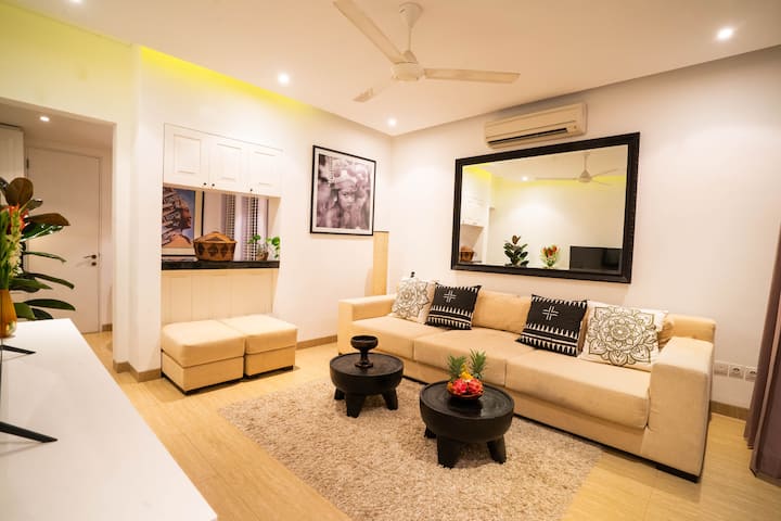 Full service luxury apt, walk to beach