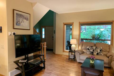 Top Airbnb: Radium Mountain Retreat in East Kootenay