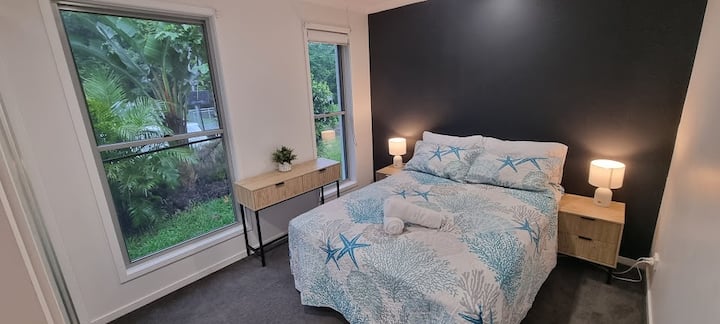 双人卧室，可容纳一张婴儿床或一张子母床