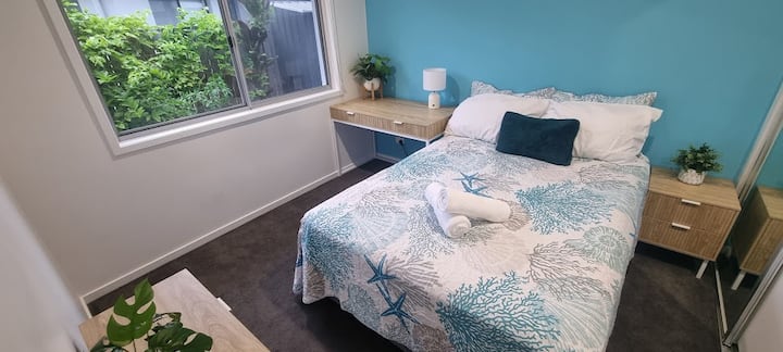 双人卧室，可容纳婴儿床或子母床