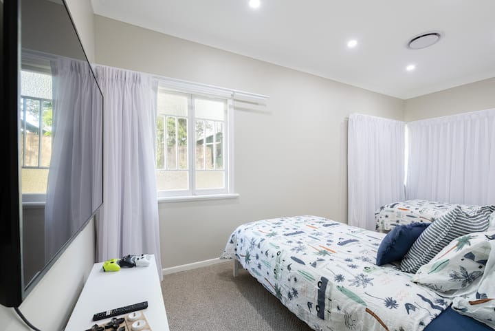 Slaapkamer 5 met 2 kingsize eenpersoonsbedden