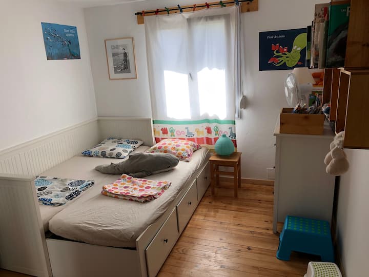 2号卧室儿童，床可根据需要为单人床或双人床。 有很多儿童书籍可供选择。 