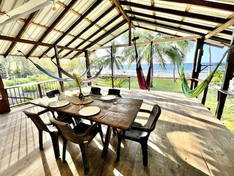 Family cabin with sea view close by Termales