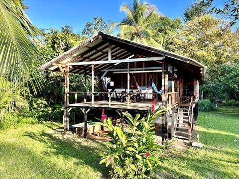 Family cabin with sea view close by Termales