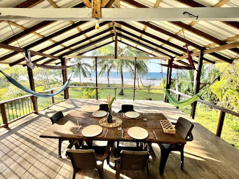 Family cabin with sea view close by Termales