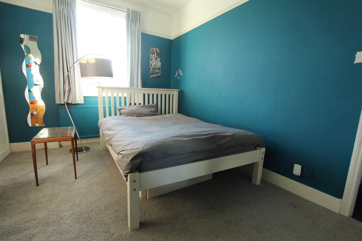 Ორადგილიანი საწოლი საძინებელში