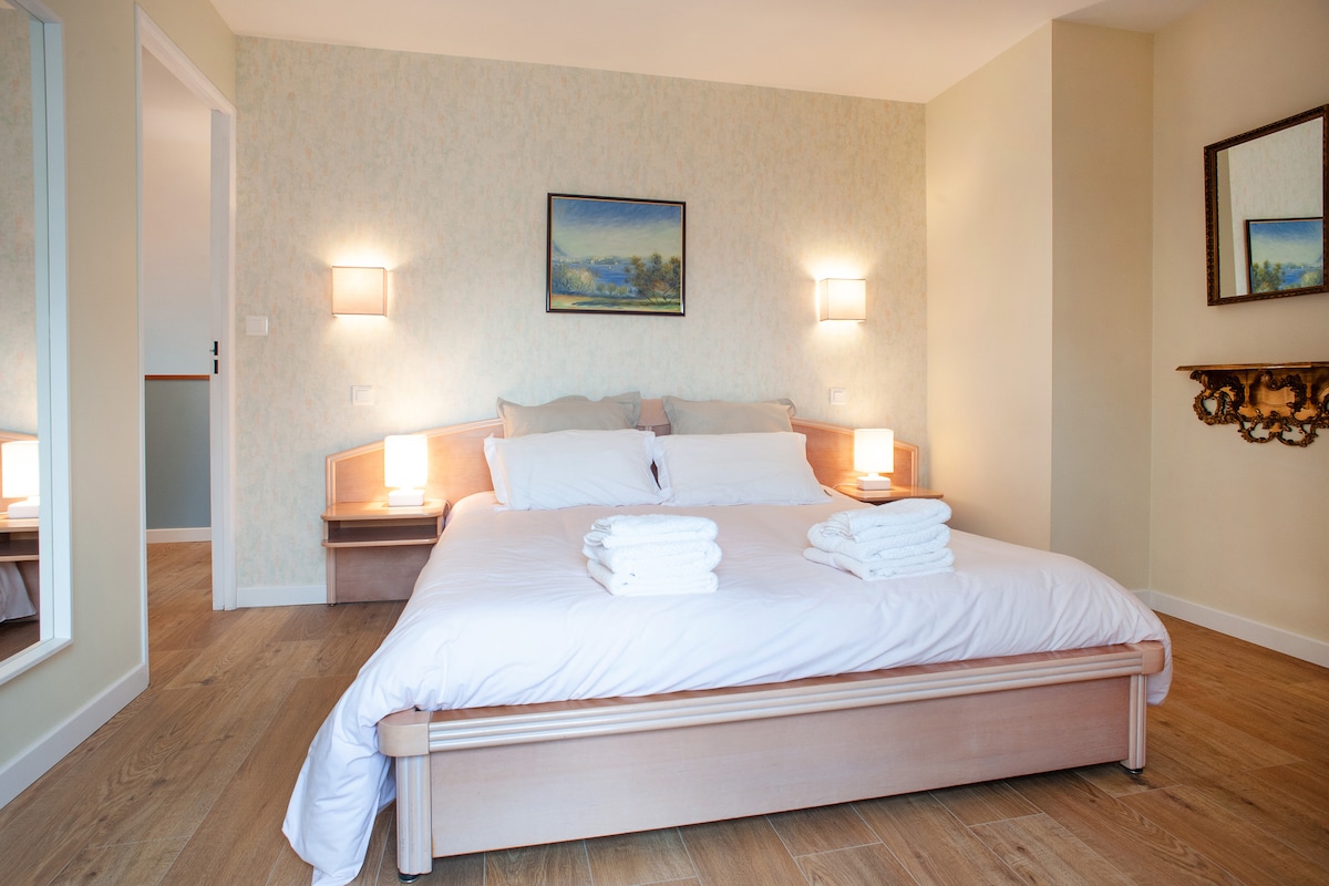 מיטת רצפה של חדר שינה בגודל 160