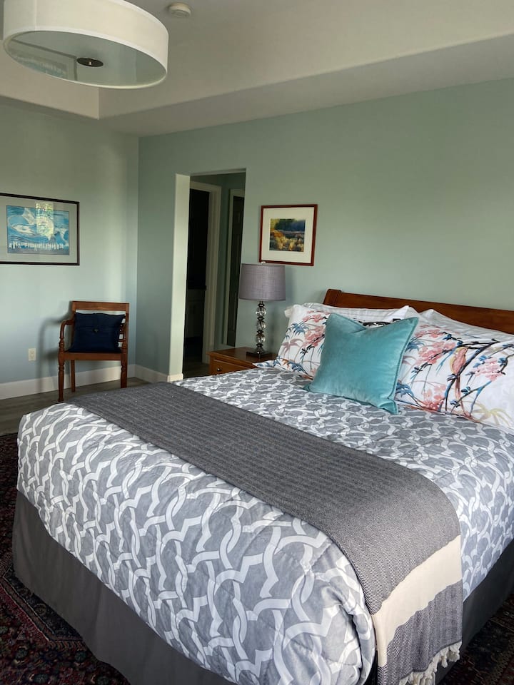 Spálňa č.2 s manželskou posteľou, veľmi priestranná s výhľadom do záhrady.