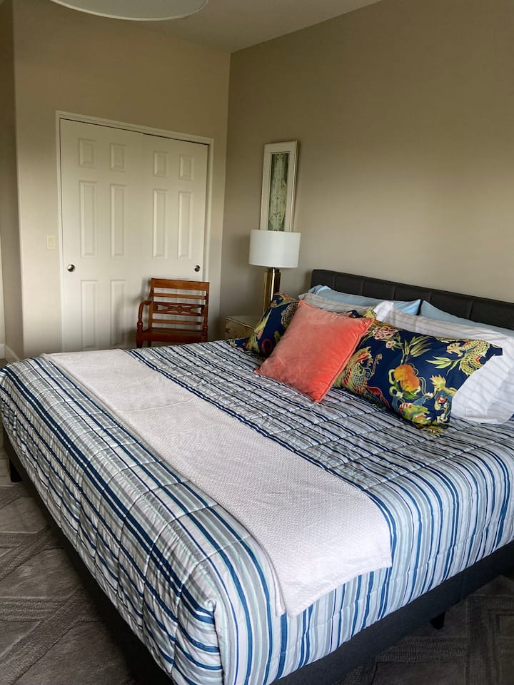 Svetlá, priestranná spálňa č.1 s manželskou posteľou veľkosti King a vlastnou kúpeľňou s výhľadom do záhrady.