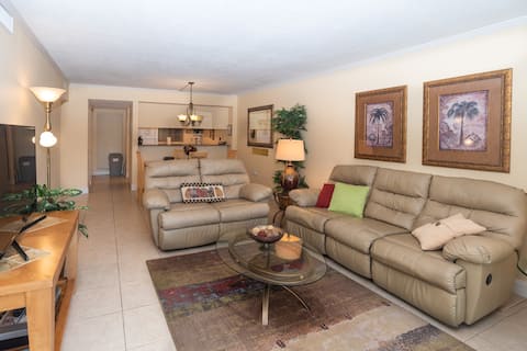 Top Airbnb: Charming Siesta Key Condo Just Minutes from Beach in Siesta Key