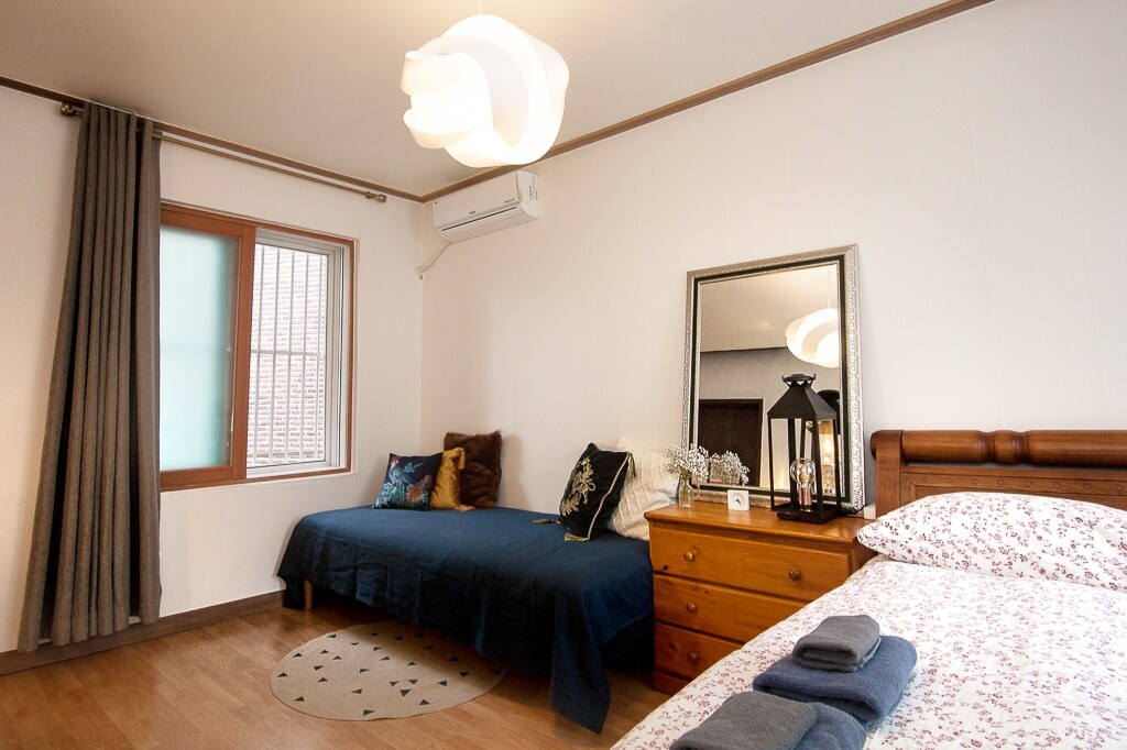 Ima kauč na razvlačenje na razvlačenje. No, to također postaje krevet ako vaša grupa ima 3 ili 4 osobe.