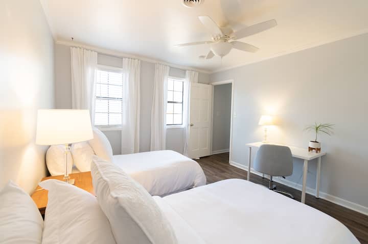 חדר שינה 3 -2 מיטות יחיד - שולחן עבודה בקומה השנייה
