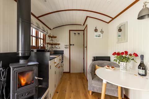 Popular Airbnb listing: Chilled break nr Croyde/hot tub/walk to pub/beach in Georgeham