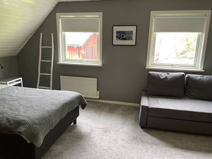 Dormitorio 2 con 120 camas y sofá cama doble.