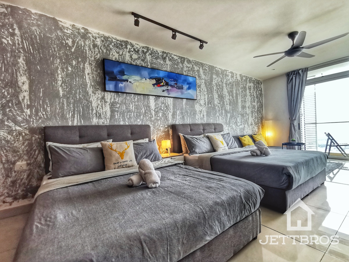 2 camas tamaño queen y 1 sofá cama.