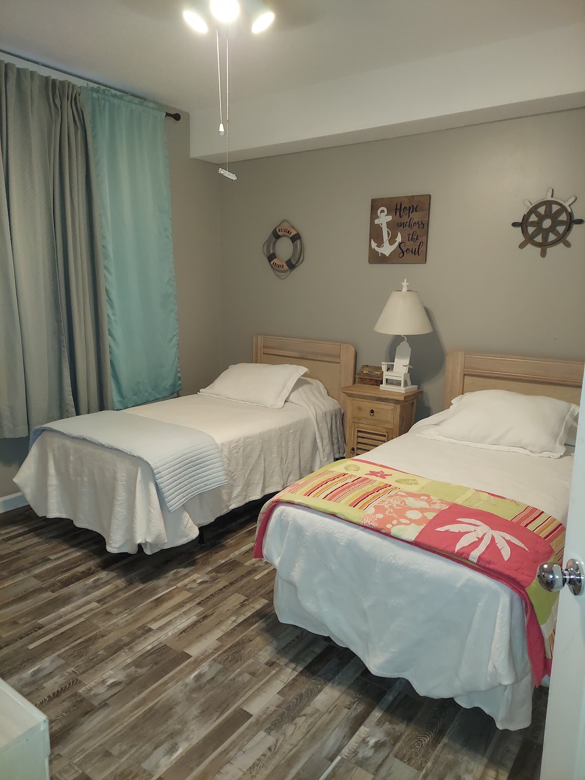 Dhomë gjumi për vizitorët me gjithë dyshemenë e re  prej vinili