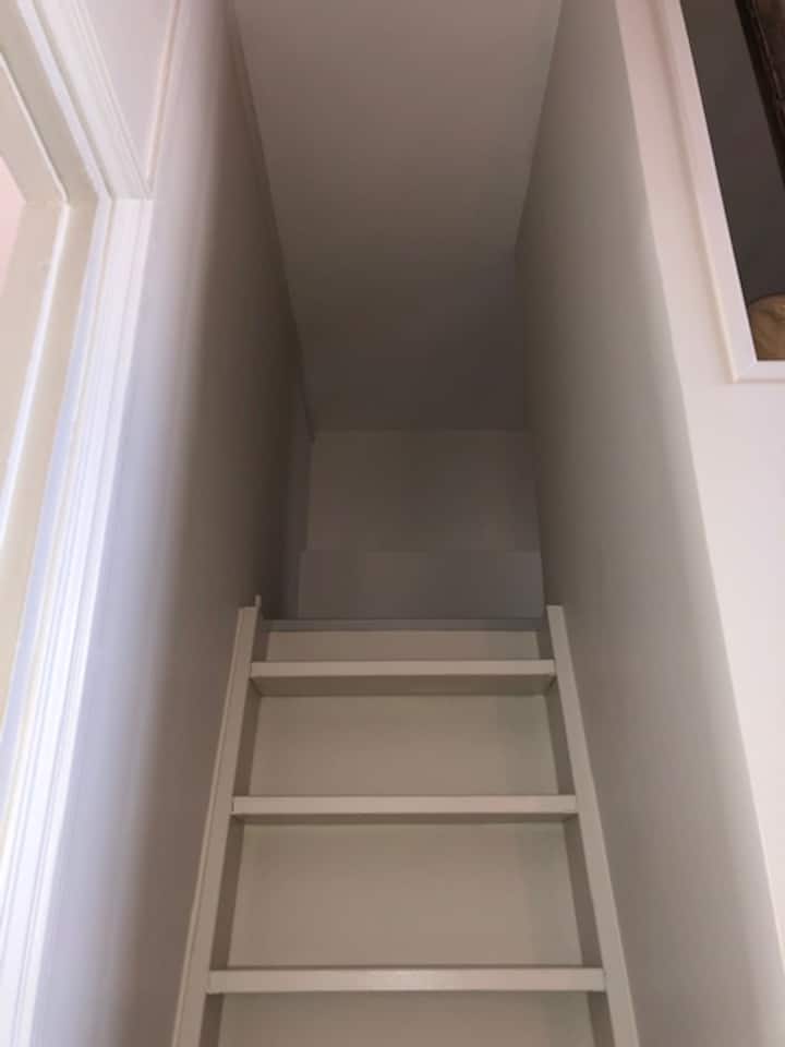 גישה לקומת הביניים, אזור שינה המיועד לילדים או למבוגרים קטנים