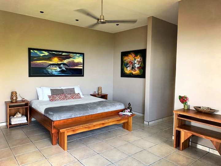 Glavna kuća - glavna spavaća soba: bračni krevet (180x200), privatni balkon, garderobni ormar i radni stol. 