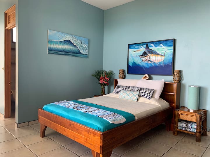 Glavna kuća - Plava soba: Soba s pogledom na ocean s izlazom na terasu i bazen - bračni krevet