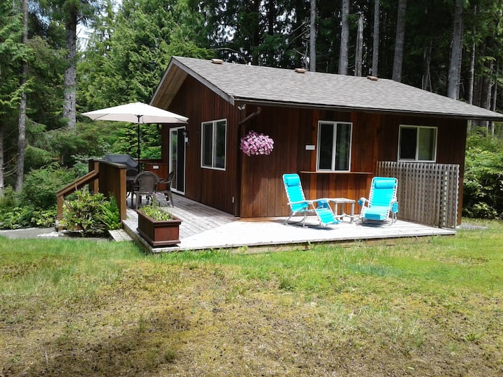 Little Bear Cabin at Raven's Moon - Guesthouses for Rent in Ucluelet
