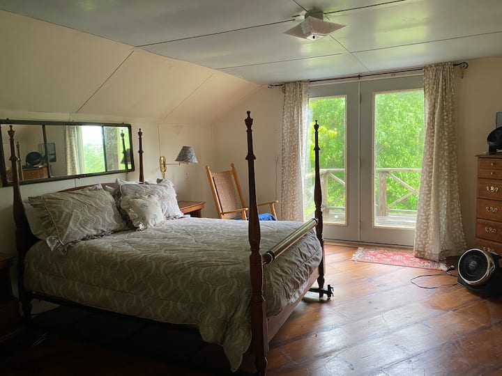 Dormitorio queen en el segundo piso.