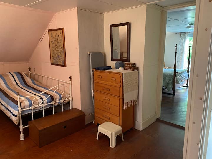 Cama doble en el rellano del segundo piso. 