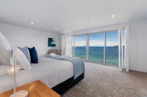 Linger Lakeside - Lakefront Luxury, Hot Tub, Views