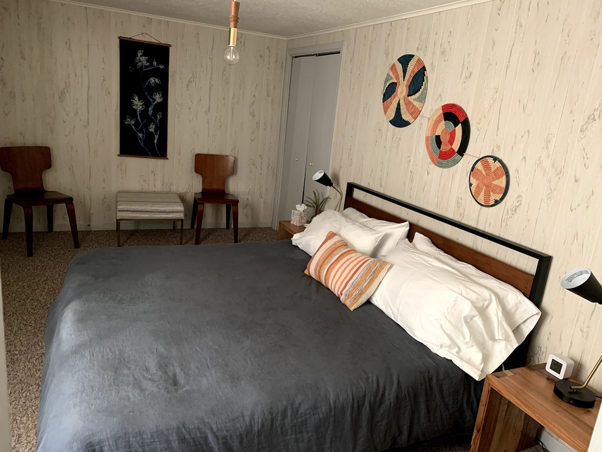 Спална соба 2 - надградба со брачен кревет (широк 180-220 см)