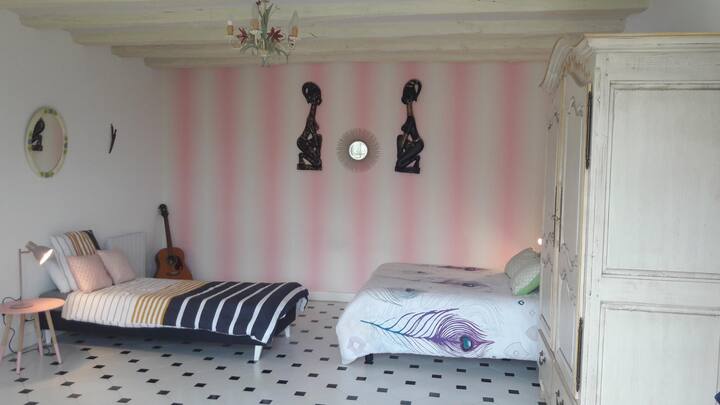 เตียงขนาด 140 ซม. 1 หลังและ 90 ซม. 1 หลัง