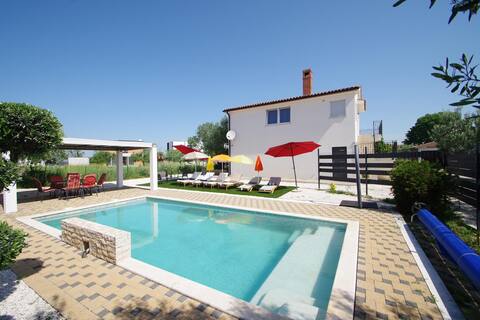 Holiday house Silvano in Galižana