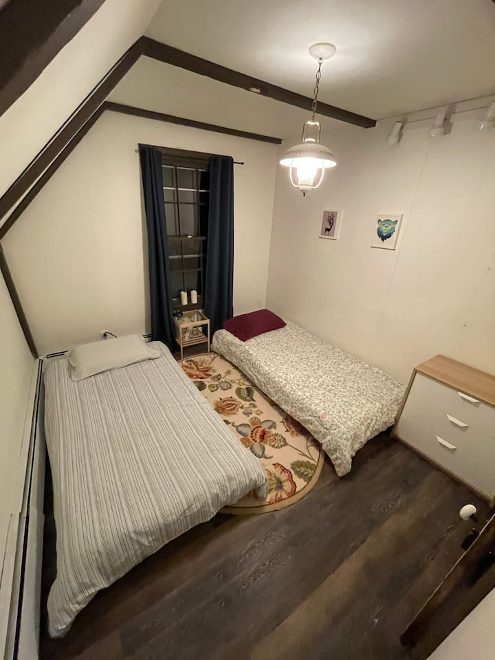 غرفة نوم 3 مع مجموعة من الأسرّة المزدوجة