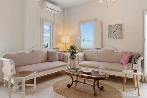 Top Airbnb: Lithos Houses with private heated jacuzzi in Δήμος Θήρας