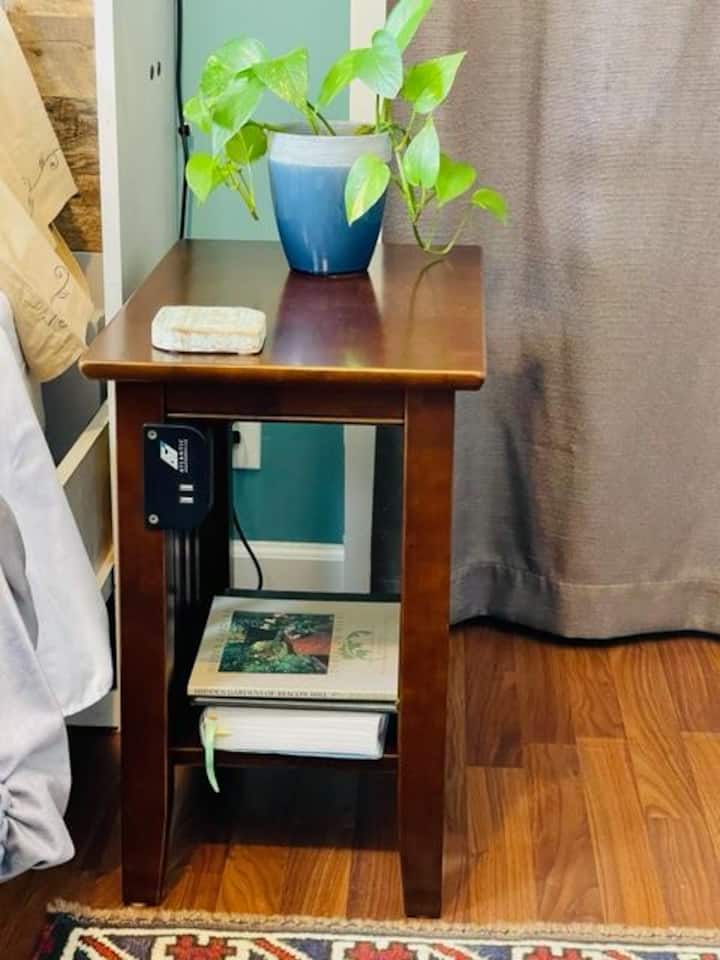  Bandari mbili rahisi kwenye kila meza ya usiku, huruhusu malipo ya vifaa kwenye kitanda.