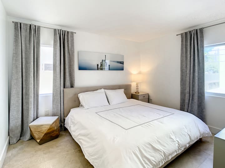 חדר שינה ראשי עם מיטת קינג סייז