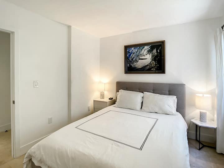 חדר שינה לאורחים עם מיטת קווין סייז.