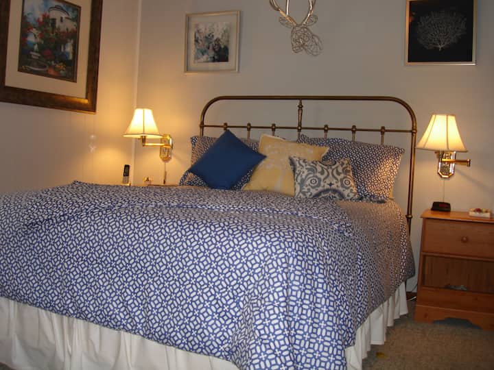 Chambre principale avec lit queen