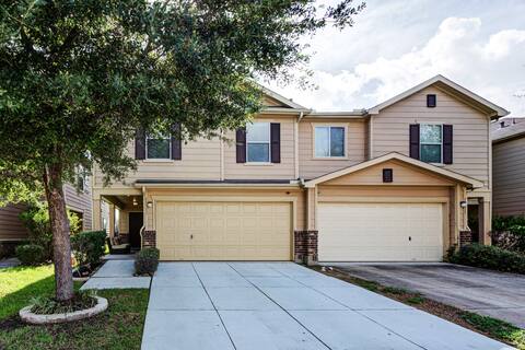 Modern Houston 2 BR Condo Getaway. Very Spacious!